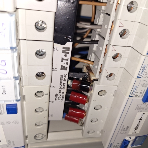 Lichtbogen aufgrund einer lockeren Schraube
