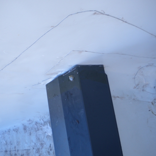 Abdeckung zu dicht an das aufgehende Bauteil geführt